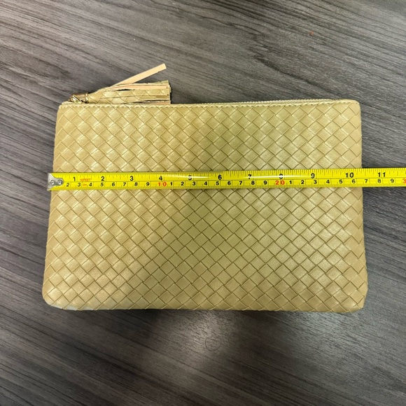 🔥HP🔥NWT Virginia Wolf Clutch Bag Woven Vegan Leather Gold - Picture 5 of 6